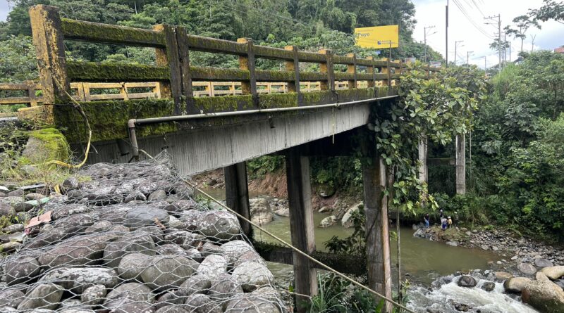 RIESGO EN PUENTE RIO PINDO, SUSPENDE TRAFICO VÍA PUYO-SHELL BAÑOS