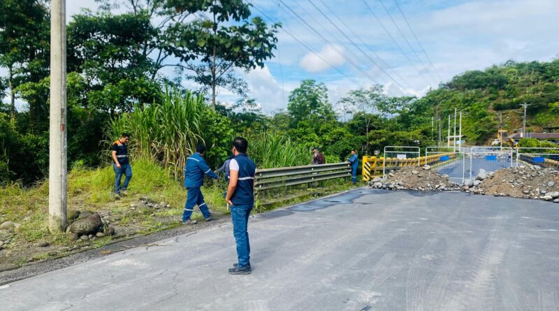 Pastaza: Realizan trabajos de reparacion en puente Pindo via Puyo-Shell, via cerrada altrafico vehicular