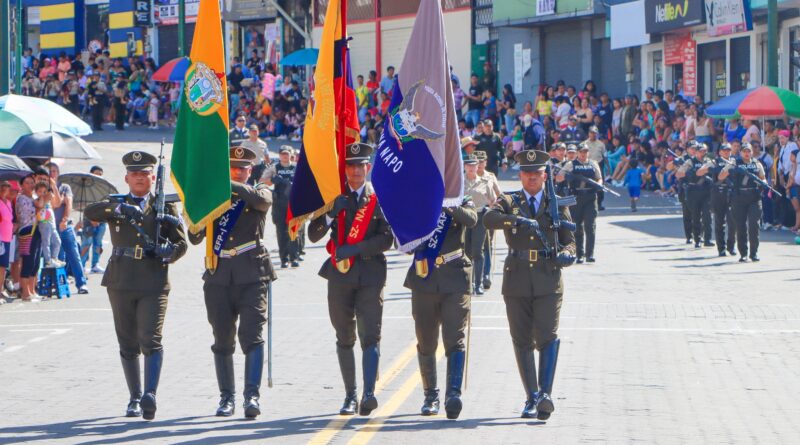 Napo: Se cumplió desfile cívico estudiantil y militar por los 465 años de fundación de Tena (fotos)