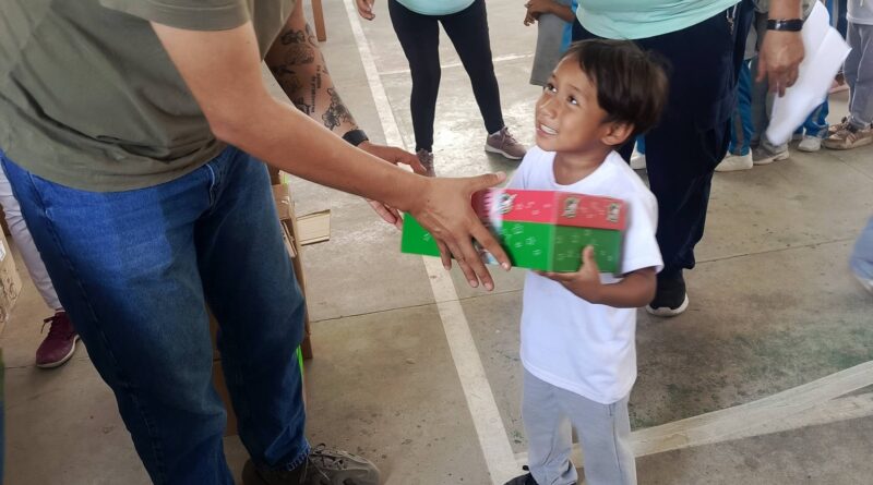 Pastaza: Fundación entrega caja de regalos a estudiantes de zona rural