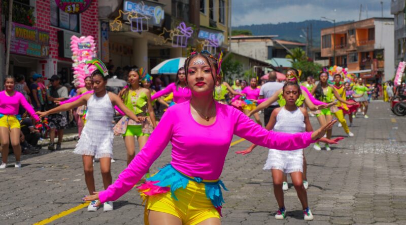 Pastaza: color, belleza y alegría en el desfile del carnaval en Puyo