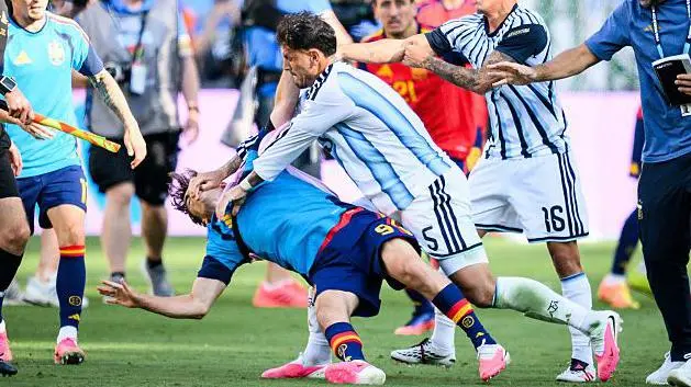 FIFA sanciona con 90 mil dólares de multa a futbolista argentino Leandro Paredes por provocar altercados en la final del mundial de futbol