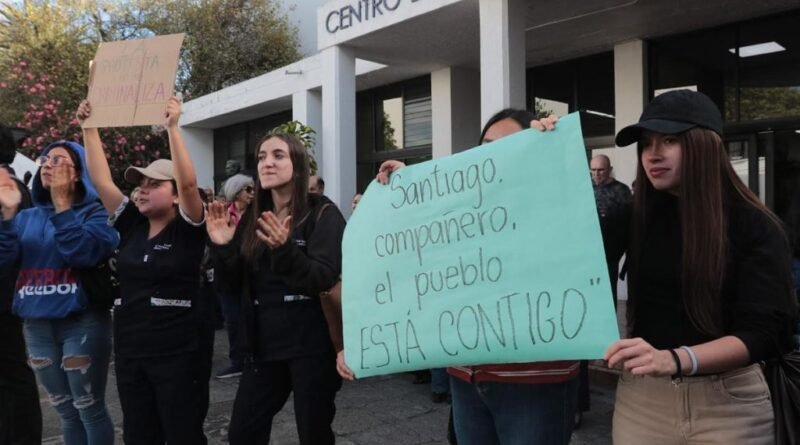 Ecuador: estudiantes de U. Cuenca rechazan pedido de separación de docente Santiago Rosano
